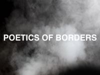 BilVor einem schwarzen Hintergrund sieht man eine wabernde Nebelschwade, welche zwischen verschiedenen Grau- und Weißtönen changiert. Diagonal über die Mitte des Bildes wurde nachträglich der Schriftzug „POETICS OF BORDERS“ in weißen Großbuchstaben gelegt.